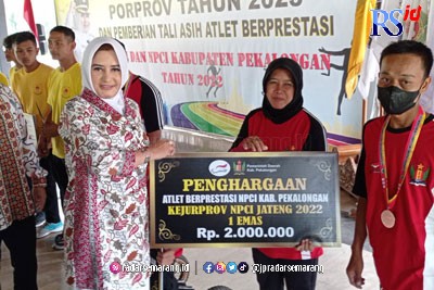 Bupati Fadia saat memberi pengarahan kepada atlet NPCI di sela acara pengukuhan kontingen Kabupaten Pekalongan untuk Porprov 2023, Kamis (15/12). (NANANG RENDI AHMAD/JAWA POS RADAR SEMARANG)