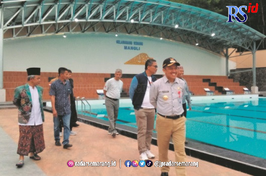 RAMPUNG : Bupati Wonosobo Afif Nurhidayat bersama Kepala Disparbud Agus Wibowo dan jajaran di Gelanggang Renang Mangli. (Ist)