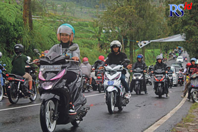 Para rider Sunmori di Jalan Magelang-Salatiga tepatnya di Gondangsari, Kecamatan Pakis, Minggu (25/12). (M. Iqbal Amar/Jawa Pos Radar Semarang)