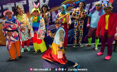 Kepala Biro Magelang Lis Retno Wibowo (tengah) menunjukkan kebolehannya berjoget mengenakan busana warna-warni bertema Colour Full saat acara refleksi akhir tahun di Hotel Amanda Hills Bandungan, Kabupaten Semarang. (BASKORO SEPTIDADI/JAWA POS RADAR SEMAR