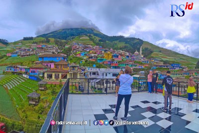 Para wisatawan sedang menikmati indahnya Nepal Van Java, Dusun Butuh, Desa Temanggung, Kaliangkrik, Kabupaten Magelang, Kamis (22/12). (M. Iqbal Amar/Jawa Pos Radar Semarang)