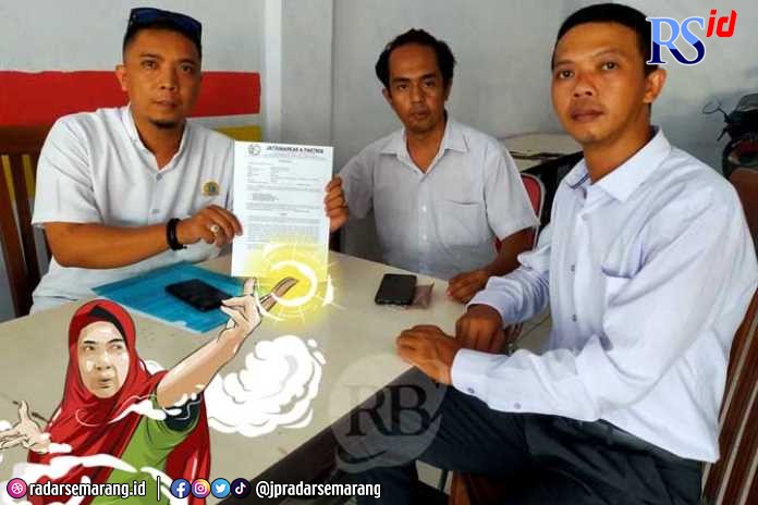 Yanuar dan Aris menunjukkan kuasa dari Ningsih Tinampi terkait polemik pengasuhan anak pasien. (Radar Jember)