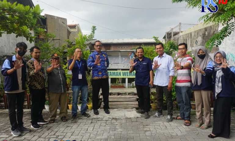Sinergi antara warga RW 05 Kelurahan Gebangsari, Kecamatan Genuk dan Pemerintah Kelurahan Gebangsari membuat program pembuatan Taman Wema berjalan baik. (RIDWAN TRI ANGGORO/JAWA POS RADAR SEMARANG)
