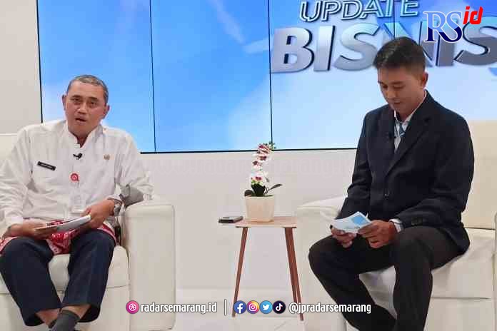 POTENSI INVESTASI: Kepala Dinas Penanaman Modal Perizinan Terpadu Satu Pintu (DPMPTSP) Kota Semarang Widoyono (kiri) saat memaparkan potensi investasi di Kota Semarang dalam talkshow Update Bisnis di Studio Jawa Pos TV Semarang, kemarin. (ADENNYAR WYCAKSO