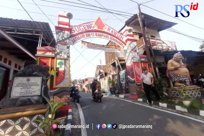 Gerbang masuk RW 13 Kelurahan Gisikdrono dan kegiatan TPQ yang diselipkan penanaman nilai-nilai Pancasila sejak dini. (KHAFIFAH ARINI PUTRI/JAWA POS RADAR SEMARANG)