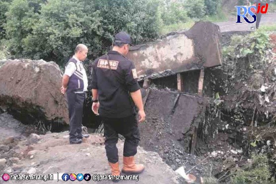 TERPAKSA DITUTUP : Jembatan di Desa Candiasan, Kecamatan Kertek yang ambruk gara-gara dilalui truk pengangkut galian C illegal dengan berat berlebih. (DOK BPBD Kabupaten Wonosobo)