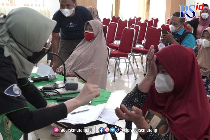 Pemeriksaan screening sebelum melakukan operasi katarak yang diadakan Sentra Antasena. (ROFIK SYARIF G P/JAWA POS RADAR SEMARANG)