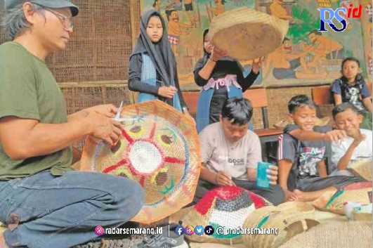 BEBAS BERKREASI : Anak-anak sedang mengkreasikan dolanan berbasis bambu dalam Workshop Instalasi Bambu di Desa Wringinputih Jumat (23/12). (M. Iqbal Amar/Jawa Pos Radar Semarang)