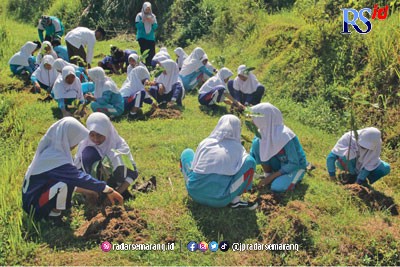 Kader Penggerak Nahdlatul Ulama (KPNU) saat menenam pohon di Pemandian Mulyo, Desa Pandemulyo, Kecamatan Bulu, Kabupaten Temanggung Minggu (18/12). (Istimewa)