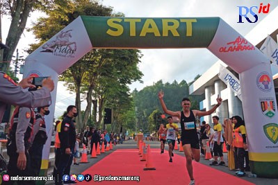 Sambil terengah-engah, Riefky Satrio Wibowo merayakan keberhasilannya menembus garis finish dengan mengangkat kedua tangannya. Riefky tercatat sebagai finisher pertama kategori pelajar SMA/SMK di Tidar Vertical Run Minggu, (11/12). (PUPUT PUSPITASARI/JAWA