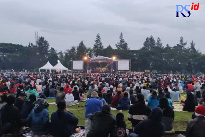 Ribuan umat Kristiani di Kota Salatiga rayakan Natal bersama-sama di Lapangan Yonif Mekanis Raider 411/Pandawa. (Dhinar Sasongko/Jawa Pos Radar Semarang)