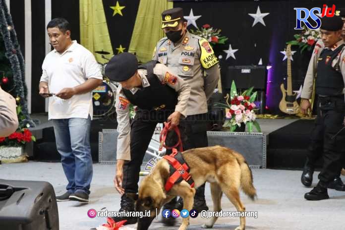 Sat Samapta Polres Salatiga mengerahkan anjing pelacak dari Unit  K-9 yang mempunyai spesialisasi bahan peledak. (Dhinar Sasongko/Jawa Pos Radar Semarang)