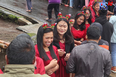 Warga non Kristiani memberikan ucapan selamat Natal. (NURFAIK NABHAN/Jawa Pos Radar Semarang)