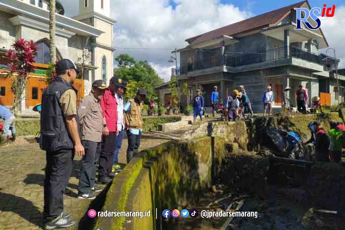 PADAT KARYA : Pembersihan dan normalisasi saluran drainase di Kelurahan Sambek dan Mlipak yang melibatkan warga setempat. (Istimewa)