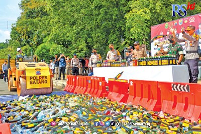 Ribuan botol minuman keras dimusnahkan aparat di Jalan Veteran, kemarin. (RIYAN FADLI/JAWA POS RADAR SEMARANG)