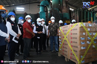 Ratusan ribu botol obat sirup produksi PT Ciubros Farma dimusnahkan menggunakan alat incinerator di PT Wastec Kawasan Industri Candi, Ngaliyan, kemarin.(M HARIYANTO/JAWA POS RADAR SEMARANG)