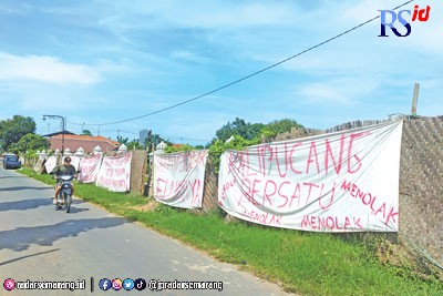 Kondisi area pembangunan masjid yang ditempeli spanduk penolakan oleh warga. (RIYAN FADLI/JAWA POS RADAR SEMARANG)