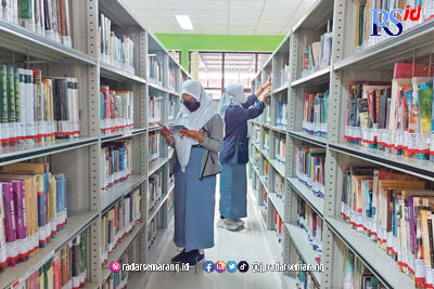 Para pelajar Kota Magelang memilih buku di lorong rak buku Perpustakaan Umum Kota Magelang. (PUPUT PUSPITASARI/JAWA POS RADAR SEMARANG)