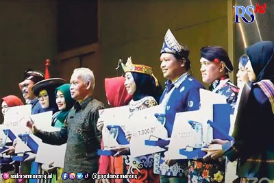 Para penerima penghargaan perpustakaan terbaik dari Perpusnas, salah satunya diraih Dispusda Kabupaten Magelang. (Istimewa)