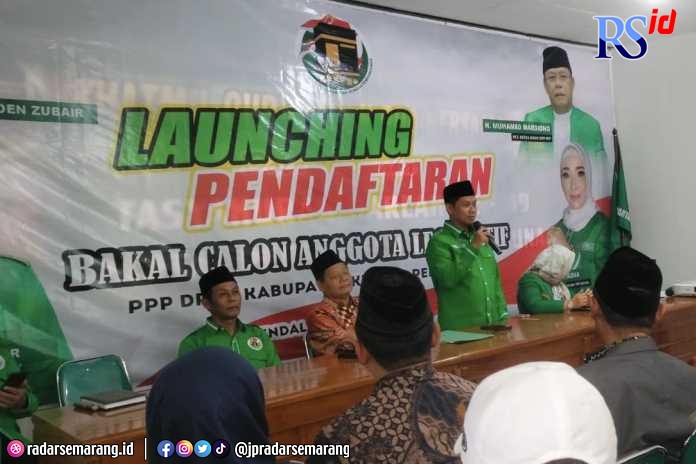 Sejumlah anak muda antusias mendaftar bacaleg. (DEVI KHOFIFATUR RIZQI/ JAWA POS RADAR SEMARANG)