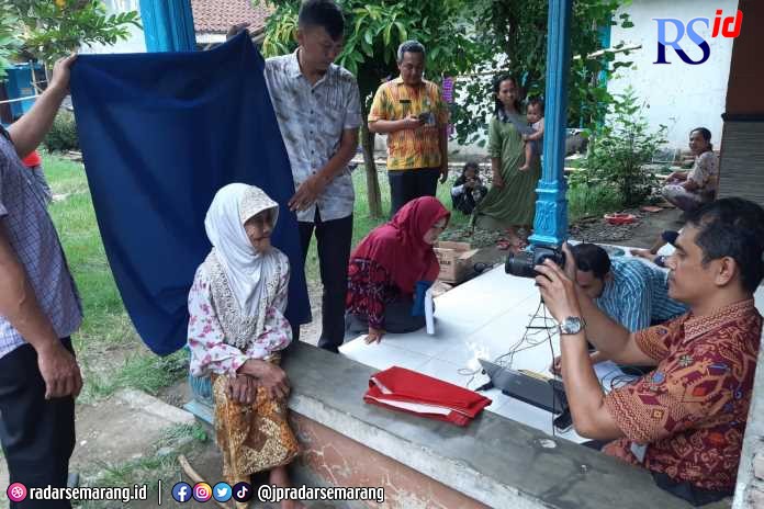 Petugas Dindukcapil saat melakukan perekaman E-KTP salah satu warga lansia, pekan lalu.  (Istimewa)