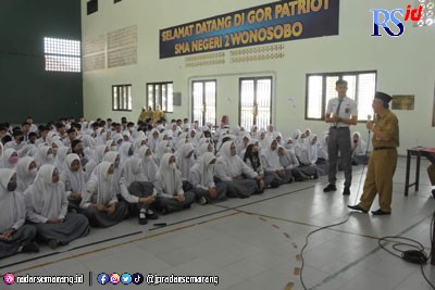 Sekda Wonosobo One Andang Wardoyo saat mengajar dan memberikan motivasi para siswa SMAN 2 Wonosobo Senin (12/12). (Istimewa)