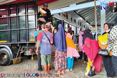 Warga mengantri sembako murah di Pendopo Kabupaten Batang. (RIYAN FADLI/JAWA POS RADAR SEMARANG)