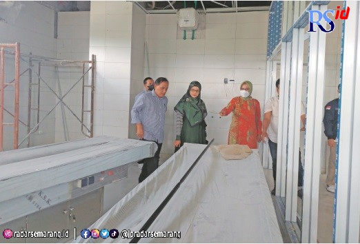 SIDAK : Komisi B DPRD Temanggung saat melakukan sidak di gedung penunjang RSUD Temanggung Jumat (9/12) siang. (ADDIN ALFATH/ JAWA POS RADAR MAGELANG)