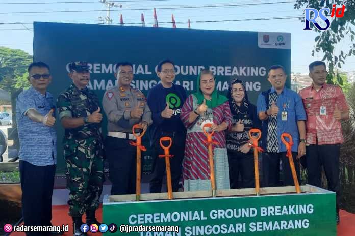 Plt Wali Kota Semarang Hevearita Gunaryanti Rahayu melakukan groundbreaking Simpang Lima kedua di Taman Singosari, Selasa (6/12). (ADENNYAR WYCAKSONO/JAWA POS RADAR SEMARANG)