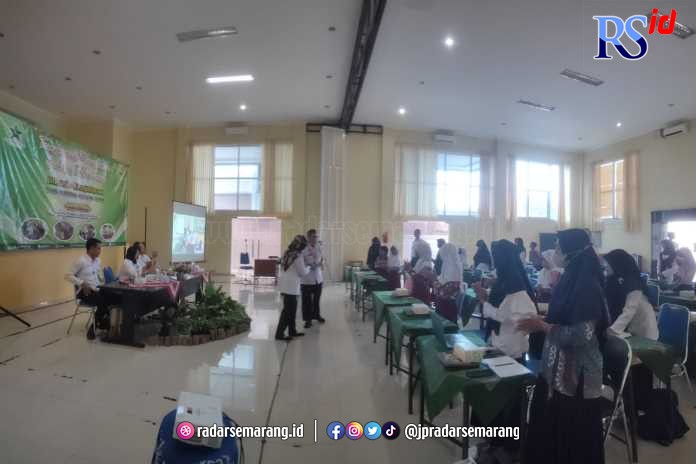 Para siswa saat mendapatkan pelatihan membuat telur asin yang merupakan implementasi program TPBIS Dispuspa Kabuapten Magelang. (M. Iqbal Amar/Jawa Pos Radar Semarang)