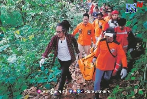 EVAKUASI : Tim gabungan saat mengevakuasi jasad Windu Riyanto yang tewas di sungai Bogowonto Rabu (28/12). (Istimewa)