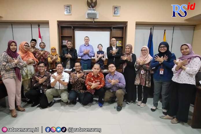 Wakil dari Tula State University Vyacheslav A. Arlyapov dan Tatiana V. Kozlova foto bersama Rektor Untidar Prof. Dr. Ir. Mukh Arifin, M.Sc beserta jajarannya pada kunjungan Senin-Rabu (5-7/12). (Istimewa)
