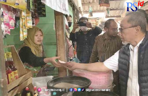BORONG DAGANGAN: Mendag Zulkifli Hasan saat memborong sembako di Pasar Sukorejo, Kendal Kamis (29/12). (DEVI KHOFIFATUR RIZQI/ JAWA POS RADAR SEMARANG)