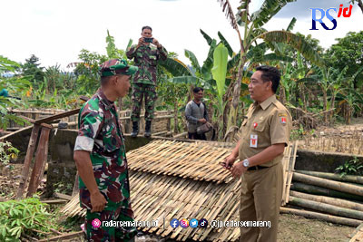 Kepala DPU Kota Semarang Sih Rianung (kanan) berbincang dengan personel TNI di lokasi perbaikan tanggul Sungai Pengkol, Senin (9/1). (KHAFIFAH ARINI PUTRI/JAWA POS RADAR SEMARANG)