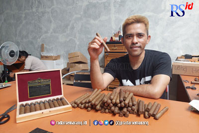 Candra Viryanto, inisiator Cerutu Wali Limbung Coffee yang membuat cerutu dari tembakau Temanggung. (ADDIN ALFATH/ JAWA POS RADAR SEMARANG)