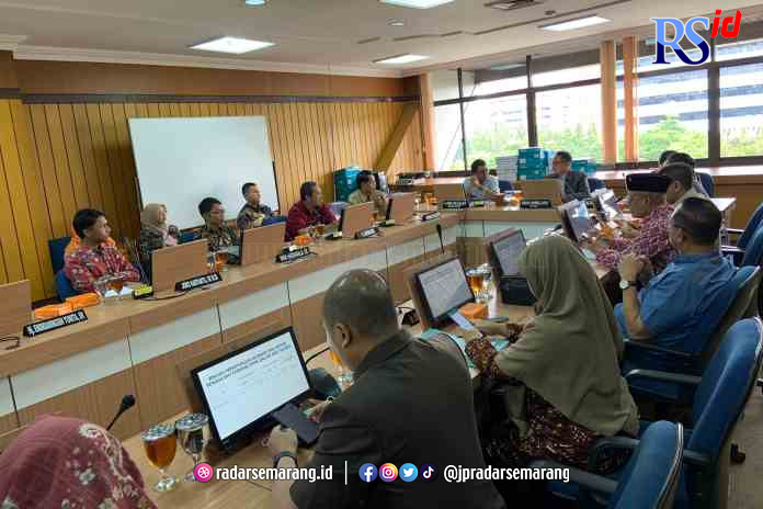 AUDIENSI : Pengurus FGPPNS bersama Disdikbud Jateng dan Komisi E DPRD Jateng terkait nasib 5.748 Guru Honorer Kategori P1 yang belum jelas penempatannya. (KHAFIFAH ARINI PUTRI/JAWA POS RADAR SEMARANG)