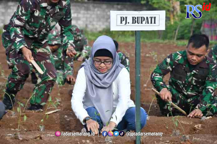 KETAHANAN PANGAN: Pj Bupati Batang Lani Dwi Rejeki saat melakukan penanaman cabai. (IST)