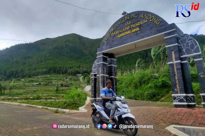 Jalur pendakian ke Gunung Andong via Pendem. Di kawasan gunung tersebut terdapat bunker yang dikira peninggalan penjajah. (M. Iqbal Amar/Jawa Pos Radar Semarang)