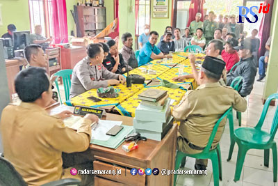 Suasana au­diensi antar pihak terkait dalam kasus sengketa lahan 61 hek­tare di Desa Sawanga­n, Kecamatan Gringsi­ng​. (Istimewa)