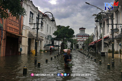 Akibat diguyur hujan selama tujuh jam lebih, kawasan Kota Lama Semarang terendam banjir dengan ketinggian 15-90 sentimeter. (NURCHAMIM/JAWA POS RADAR SEMARANG)