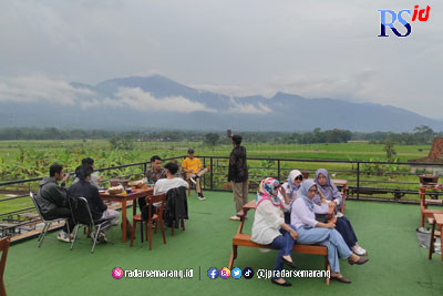 Beberapa pengunjung Banyoe Angkringan berswafoto di lantai tiga dengan view persawahan dan hamparan pegunungan. (NURFAIK NABHAN/JAWA POS RADAR SEMARANG)