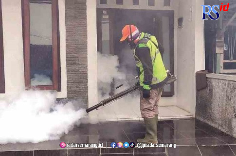 ANTISIPASI DBD : Petugas Dinkes saat melakukan fogging di Kabupaten Kendal. (DEVI KHOFIFATUR RIZQI/ JAWA POS RADAR SEMARANG)