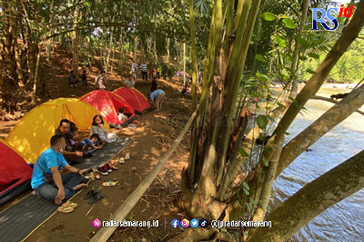 Suasana area wisata di Desa Cepokokuning yang memanfaatkan aliran sungai Lojahan. (Istimewa) ‎