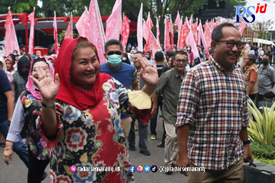 Hevearita Gunaryanti Rahayu didampingi Sekda Kota Semarang Iswar Aminuddin saat akan mengikuti gladi bersih pelantikan wali kota di Gedung Gradhika Bhakti Praja, Kompleks Kantor Gubernuran, kemarin. (NURCHAMIM/JAWA POS RADAR SEMARANG)