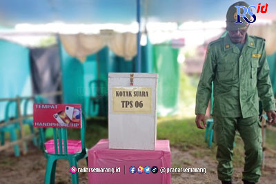 Petugas menjaga kotak suara pada pilkades Oktober 2022 lalu. (Wahib Pribadi/Jawa Pos Radar Semarang)