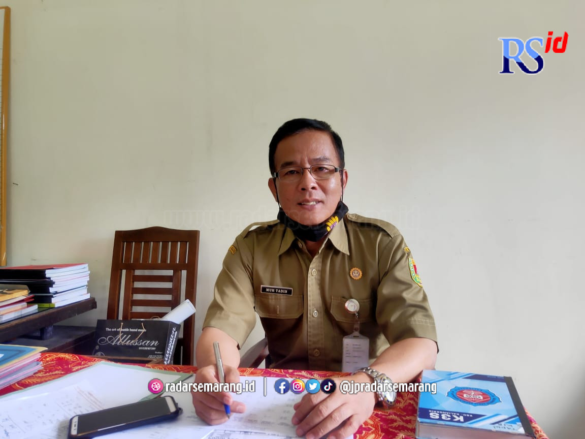 Koordinator Wilayah Dinas Pendidikan dan Kebudayaan Kecamatan Kajoran Muhtadin saat dimintai keterangan. (M. Iqbal Amar/Jawa Pos Radar Semarang)