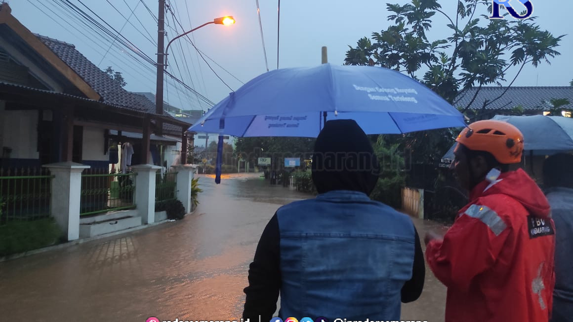 Kondisi terkini Jalan Kaligarang yamg sudah mulai surut. (NURFAIK NABHAN / Jawa Pos Radar Semarang)