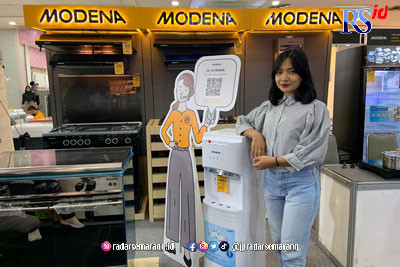 Tim dari Modena, Viona Alamanda, menunjukkan produk water filtration WE 1310 BGWH pada Pameran Electronic di Java Mall Semarang. (KHAFIFAH ARINI PUTRI/JAWA POS RADAR SEMARANG)