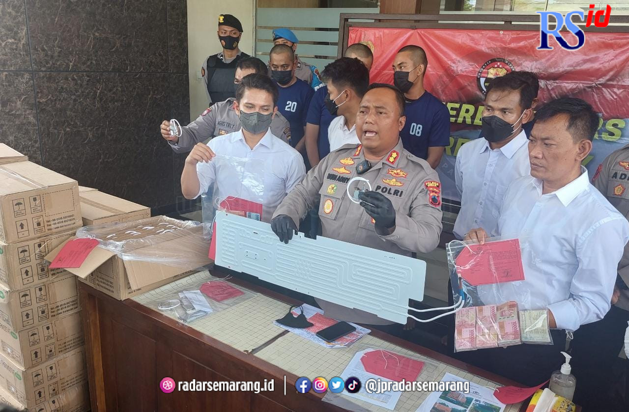 Kapolres Demak AKBP Budi Adhy Buono menunjukkan barang bukti dalam perkara curat di Mapolres Demak. (Wahib Pribadi/Jawa Pos Radar Semarang)
