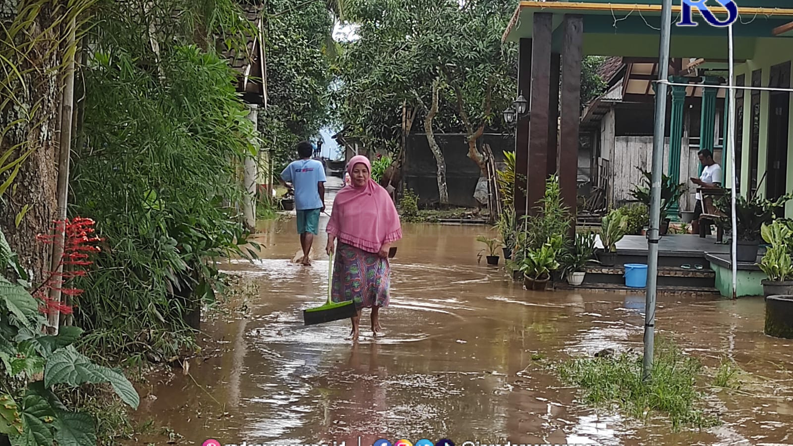 Sebagian warga membersihkan sisa genangan luapan air sungai. (NURFAIK NABHAN/Jawa Pos Radar Semarang)